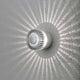 Monza LED Effekt Außen-Wandleuchte mit einzigartigem Lichtdesign und stilvollen Schatteneffekten an der Wand.
