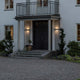 Monza LED Hausnummernleuchte inkl. Ziffern an Eingangstür einer modernen Villa in Anthrazit.