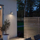 Monza LED Außen-Wandspot mit Bewegungsmelder Alu leuchtet eine moderne Terrasse bei Nacht.