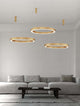 Morbido LED Pendelleuchte Ø 100cm 2700, 4000K in modernem Wohnzimmer über einem Couchtisch.