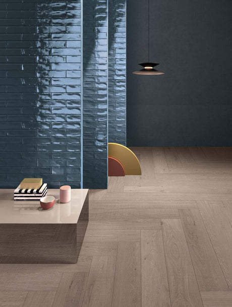 Suspension Morfi Ø 20 cm 3000K noir, or dans un intérieur moderne avec parquet en bois et décorations élégantes.