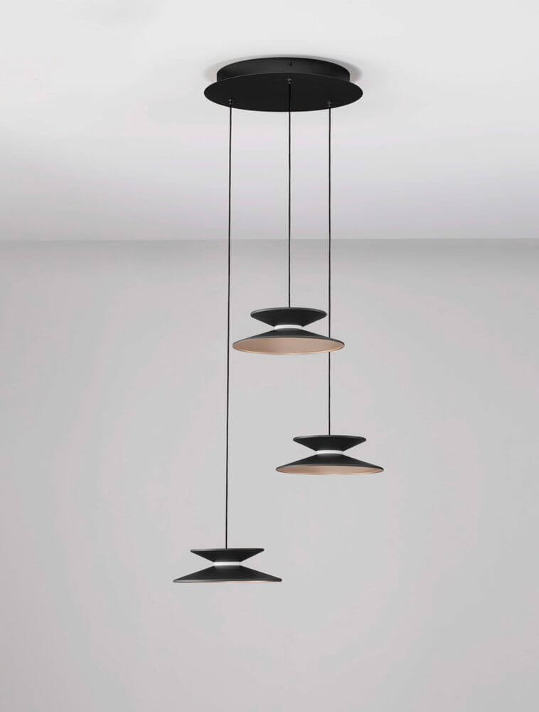 Morfi Pendelleuchte 3-flammig Ø 42cm 3000K Schwarz, Gold über einem modernen Raum