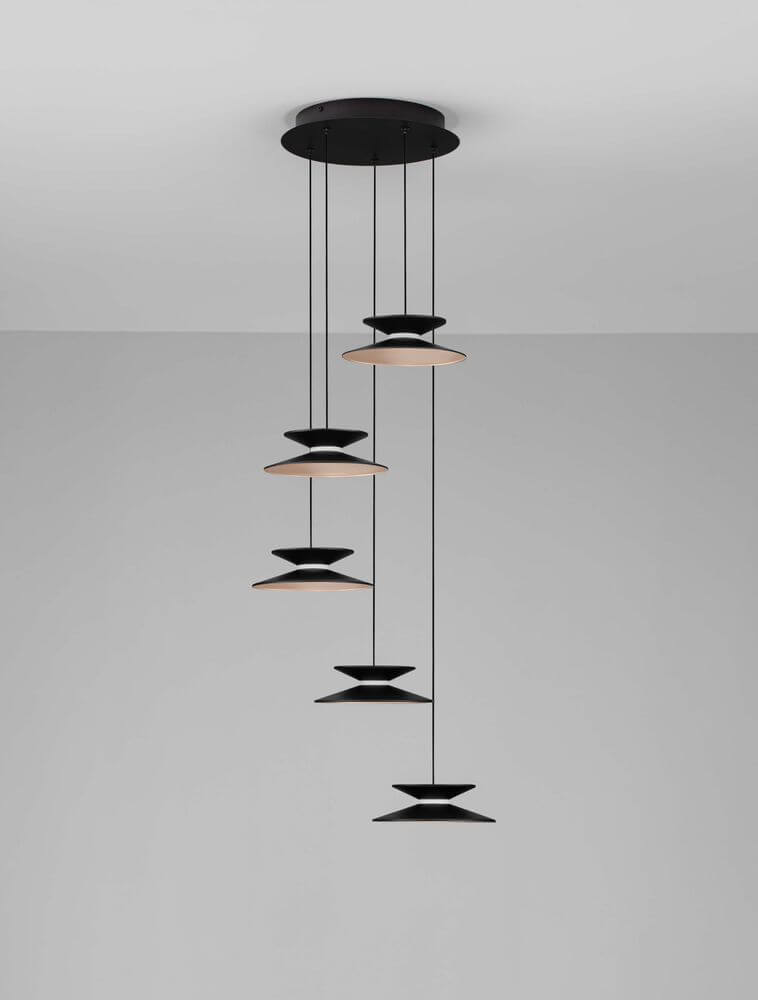 Morfi Pendelleuchte 5-flammig Ø 42cm 3000K Schwarz, Gold an der Decke montiert.