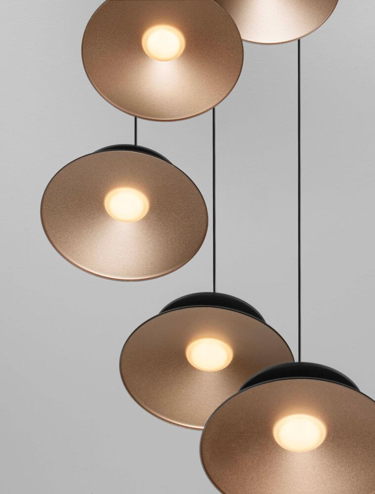 Morfi Pendelleuchte 5-flammig Ø 42cm 3000K Schwarz, Gold mit modernen Lampenschirmen.