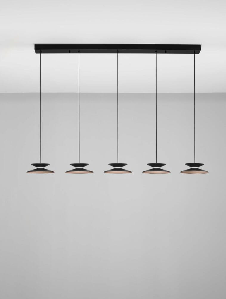 Morfi Pendelleuchte Balken 132cm 5-flammig 3000K Schwarz, Gold an einer modernen Decke installiert.