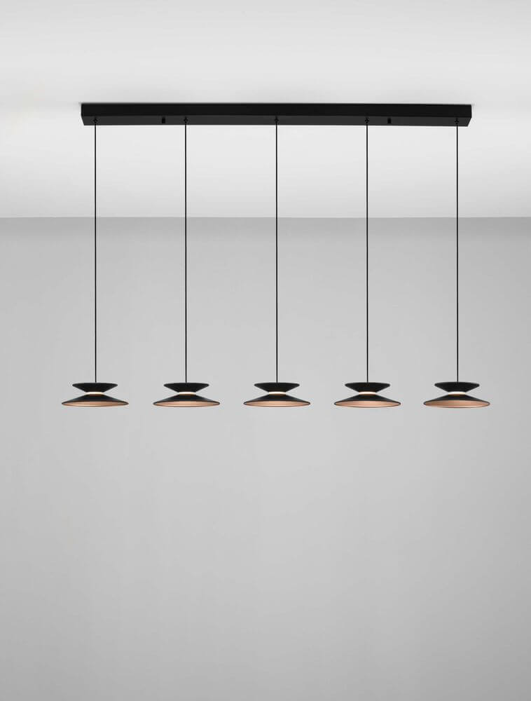Morfi Pendelleuchte Balken 132cm 5-flammig 3000K Schwarz, Gold an einer Decke montiert.
