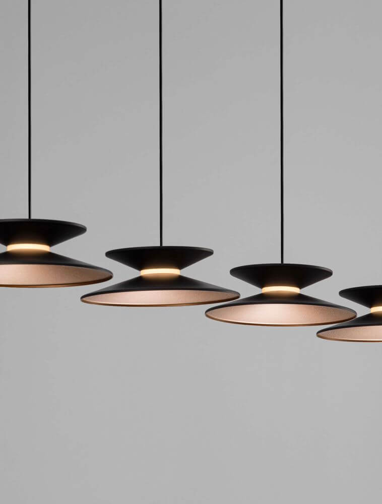 Morfi Pendelleuchte Balken 132cm 5-flammig 3000K Schwarz, Gold in modernem Design.