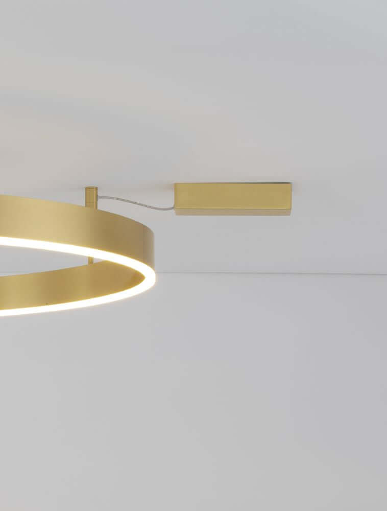 Motif LED Deckenleuchte Ø 100cm 3000K in Gold mit runder Lichtkante an der Decke montiert.
