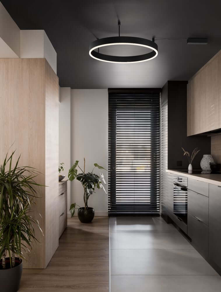 Moderne Motif LED Deckenleuchte Ø 60cm in stilvoller Küche mit Holz- und Schwarzton-Elementen.