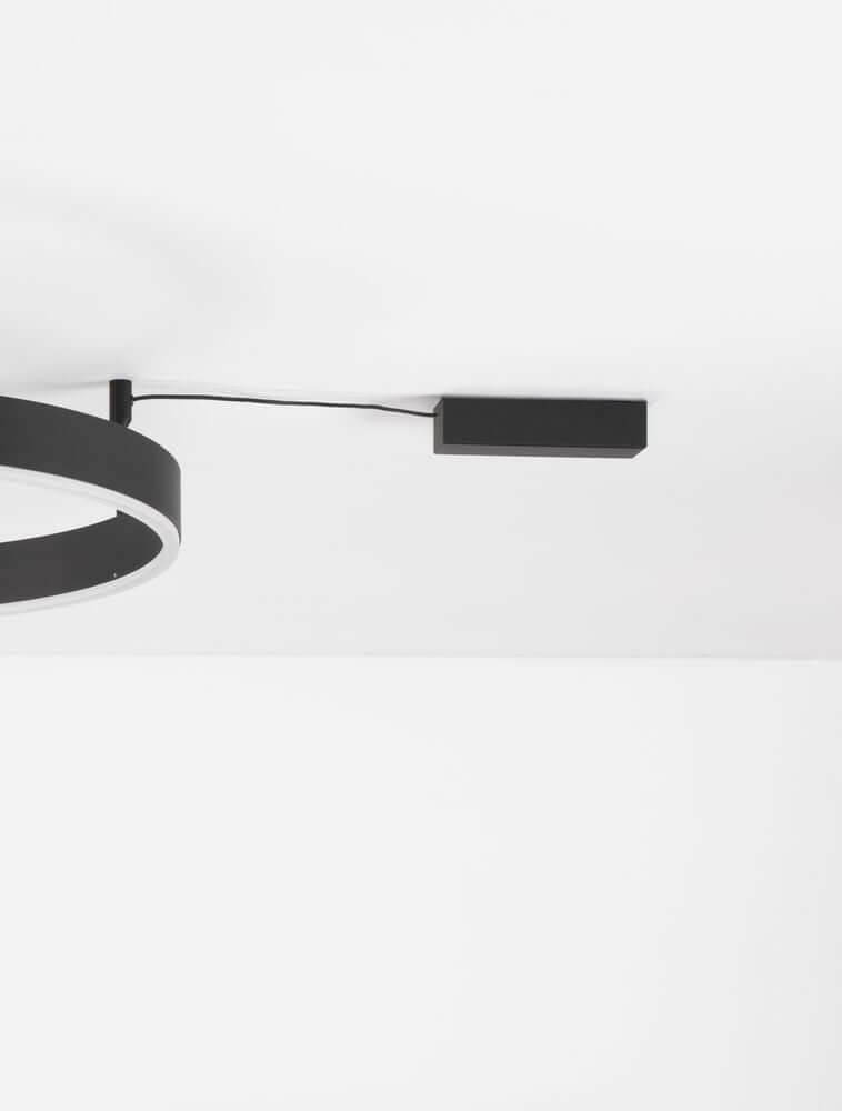Motif LED Deckenleuchte Ø 60cm, elegantes schwarzes Design, moderne griechische Ästhetik, perfekte Raumbeleuchtung.
