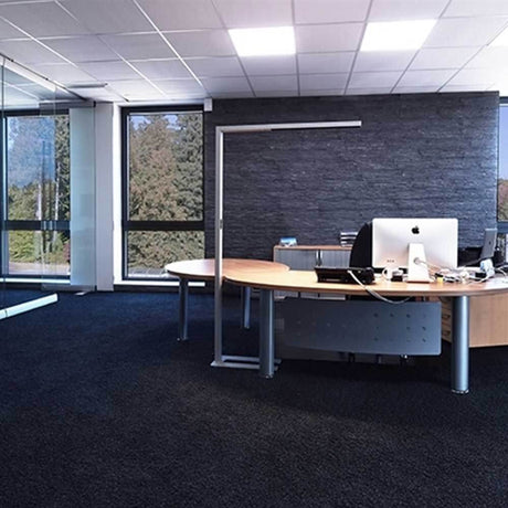 Moderne Büroszene mit LED Stehlampe, ergonomisch und designorientiert für optimales Licht.
