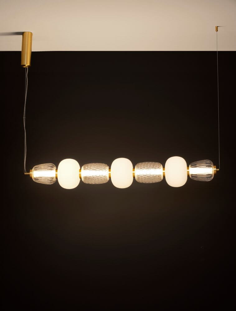 Movil LED Pendelleuchte 7-flammig 3000K Gold mit eleganter goldmatte und transparenter Struktur.