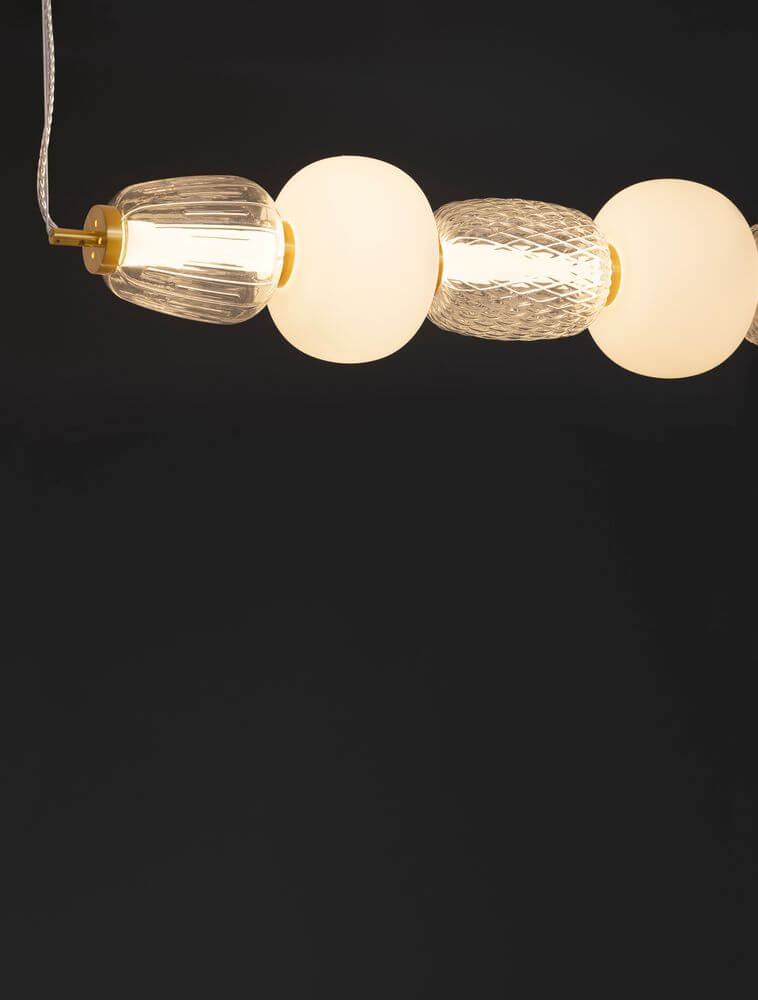 Movil LED Pendelleuchte 7-flammig 3000K Gold mit eleganten Glaskugeln und goldener Akzentuierung.