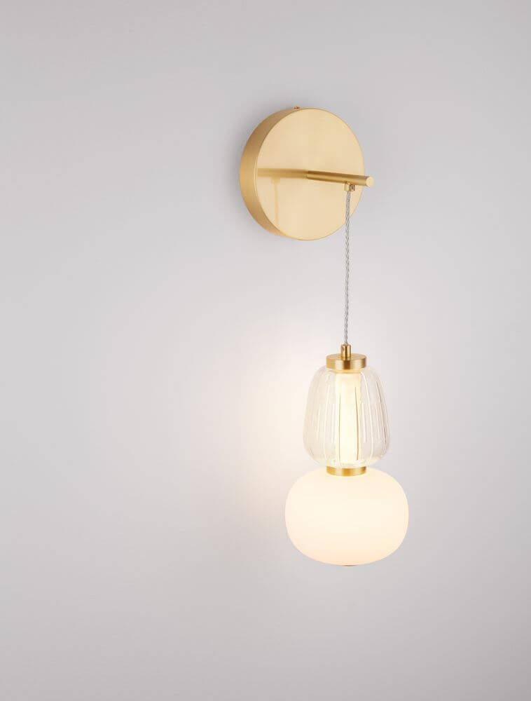 Movil Wandleuchte 3000K Gold an der Wand mit modernem Design und eleganter goldener Optik.