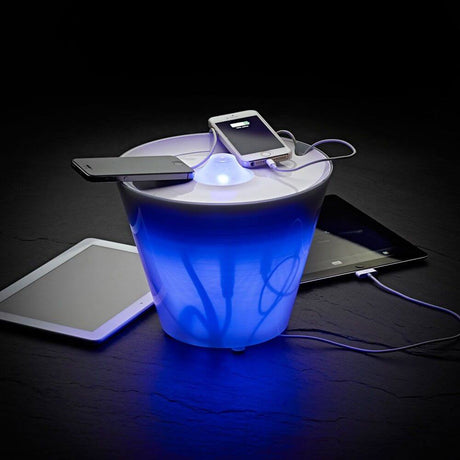 Rotaliana Multipot+ table lamp cable container + charging station chrome with smartphone and tablet in the background.