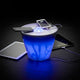 Rotaliana Multipot+ Tischleuchte Kabelcontainer + Ladestation Chrom mit Smartphone und Tablet im Hintergrund.