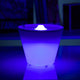 Rotaliana Multipot+ Tischleuchte Kabelcontainer + Ladestation Chrom mit stimmungsvollem blauen Licht.