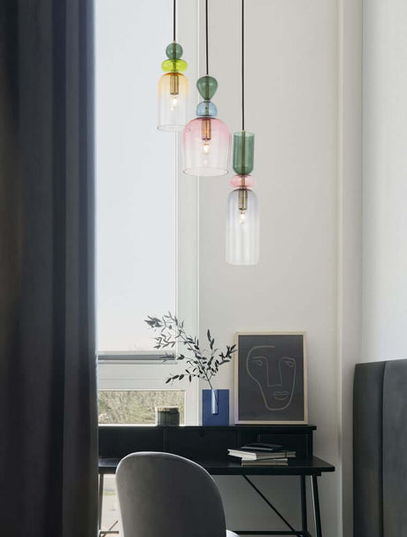 Alt Tag: Murano suspension 3 lumières Ø 41,7 cm or, multicolore au-dessus du bureau avec des abat-jour en verre colorés