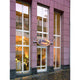 Eingang des Restaurants il sogno mit großen Fenstern und einer modernen Fassade.