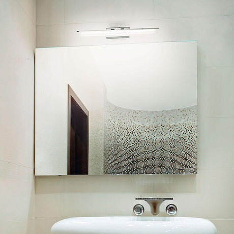 Nala LED Wandleuchte IP44 540lm Verchromt über einem Spiegel im Badezimmer.