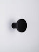 Nano Wandleuchte 3000K Schwarz an weißer Wand, kompaktes rundes Design, matte schwarze Oberfläche