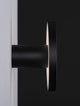 Nano Wandleuchte 3000K Schwarz an weißer Wand, modernes rundes Design mit warmweißem Licht