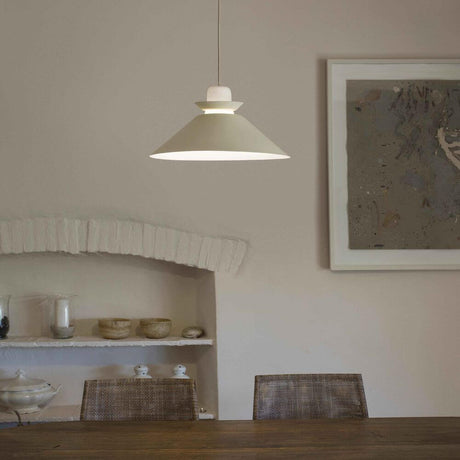 Naos hængelampe hvid i moderne, industrielt design hænger over et bord i et stilrent rum.
