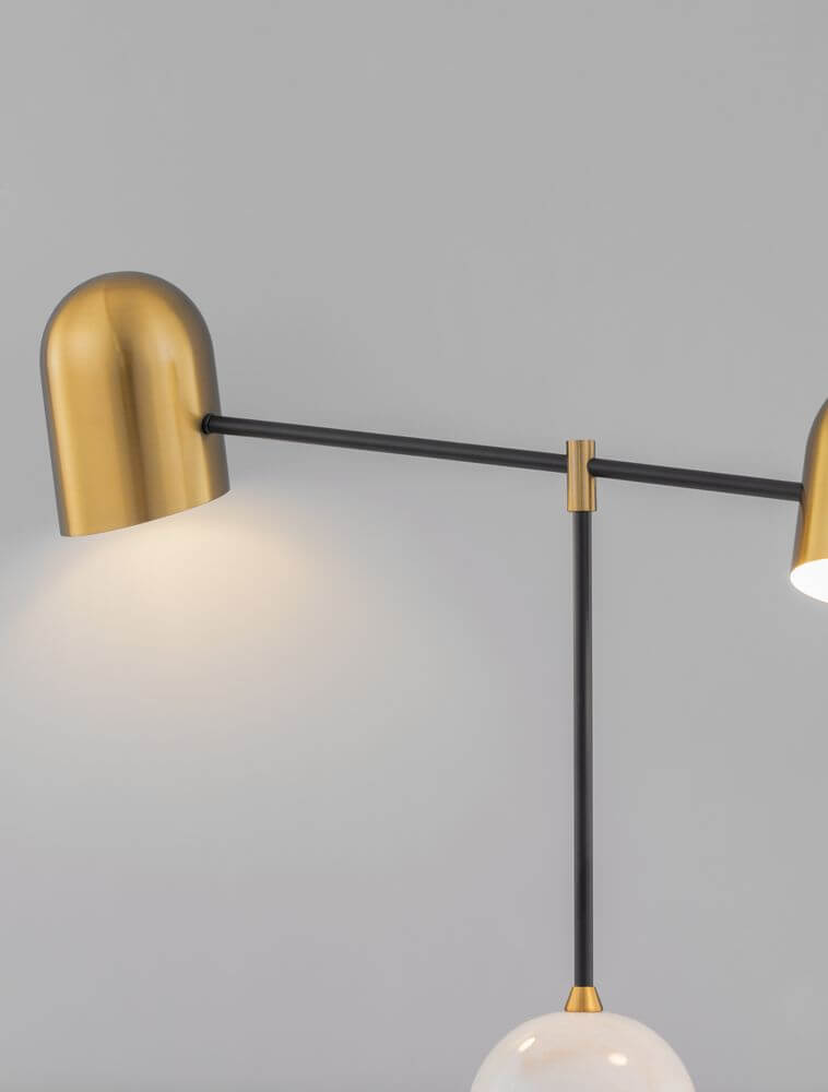 Detail der Nela Tischleuchte Weiß, Gold, Schwarz mit goldenem Lampenschirm und schwarzem Gestell.