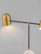 Detail der Nela Tischleuchte Weiß, Gold, Schwarz mit goldenem Lampenschirm und schwarzem Gestell.
