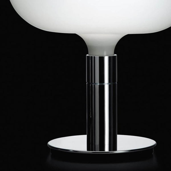 Lampe de table classique Nemo Am1N de 1969 chromée avec acier chromé et abat-jour en verre opalin blanc.