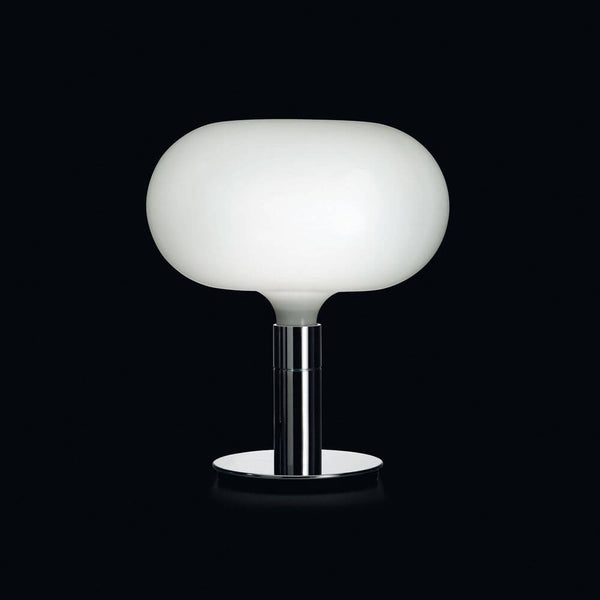 Lampe de table classique Nemo Am1N de 1969 chromée avec abat-jour en verre opalin blanc et acier chromé.