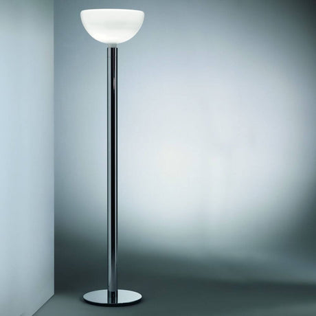 Lampadaire classique Nemo Am2C d'Albini avec tige en acier brillante et abat-jour en verre opalin blanc.