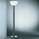 Nemo Am2C klassische Stehlampe von Albini mit glänzendem Stahlstiel und opalweißem Glasschirm.