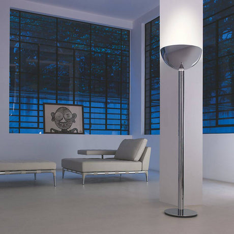 Lampadaire classique Nemo Am2Z d’Albini dans un salon moderne avec lumière dimmable.
