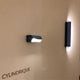 Nemo Applique Cylindrique Petite Wandlampe 16cm an einer Wand, moderne LED-Wandleuchte in hellblau.