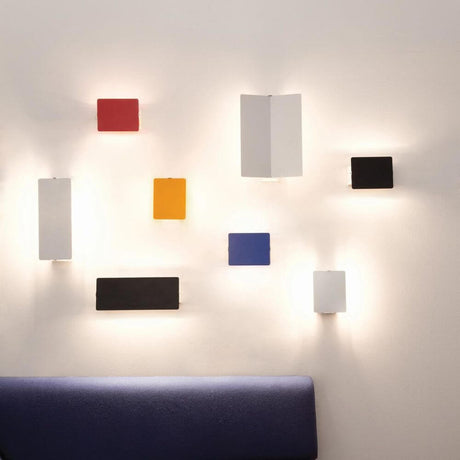 Nemo Applique À Volet Pivotant Dobbelt LED Væglampe 13x34 med farverige diffusorer monteret på væg.