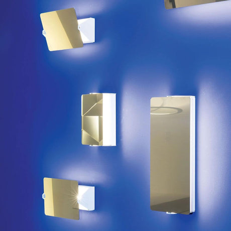 Nemo Applique À Volet Pivotant Dobbelt LED Væglampe 13x34 i forskellige udgaver på blå væg.