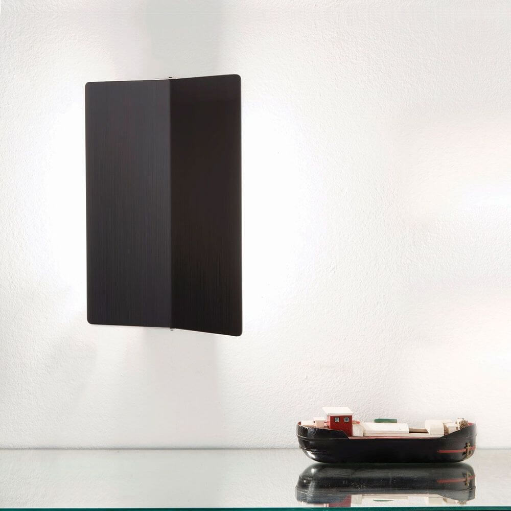 Nemo Applique À Volet Pivotant Plié LED Wandlampe 26x34 an Wand mit schwarzem Diffusor und dekorativem Modellschiff.