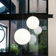 Nemo Asteroide Hängelampe Glaskugel in klassischem Design mit opalweißem Triplex-Glas.