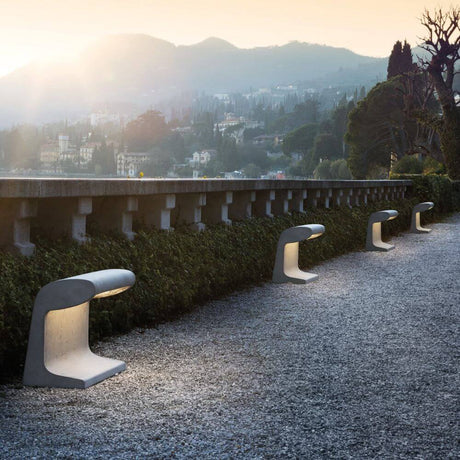Nemo Borne Béton Petite Outdoor Befestigungsplatte in einer landschaftlichen Umgebung bei Sonnenuntergang.