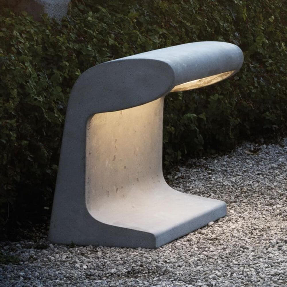 Nemo Borne Béton Petite Outdoor LED Tischlampe IP44, handgefertigte Beton-Tischleuchte im Außenbereich.
