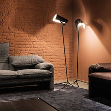 Nemo Claritas Stehlampe 164cm schwarz in modernem Wohnraum mit schwarzem Metallgestell und verchromten Details