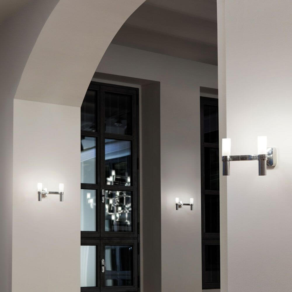 Nemo Crown 2 Wandlampe in modernem Interieur mit eleganten Wandleuchten an Wänden.