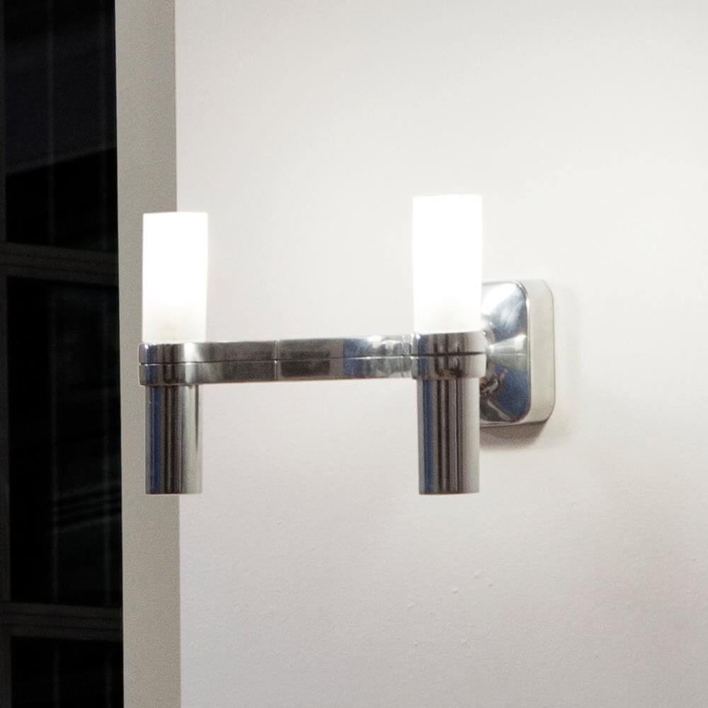 Nemo Crown 2 Wandlampe mit modularer Aluminiumdruckgußstruktur und sandgestrahlten Diffusorgläsern.