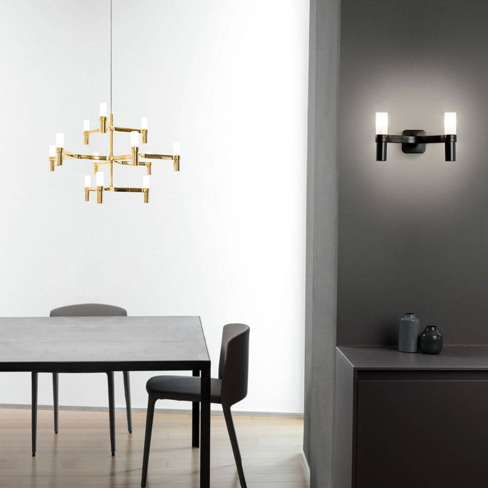 Nemo Crown 2 Wandlampe in modernem Interieur mit goldenen und schwarzen Designelementen.