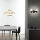 Nemo Crown 2 Wandlampe in modernem Interieur mit goldenen und schwarzen Designelementen.