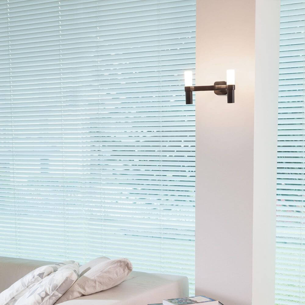 Nemo Crown 2 Wandlampe an der Wand mit modernen Fensterjalousien im Hintergrund