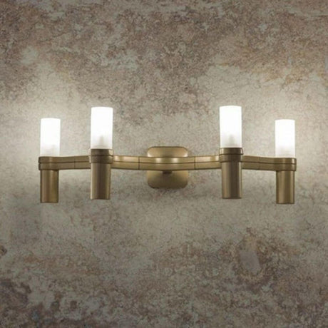 Applique Nemo Crown 4 avec structure modulaire en aluminium et diffuseurs en verre sablé.