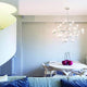 Moderne Hängelampe CROWN im Essbereich, umgeben von einem minimalistischen Interieur und einem Tisch mit Dekoration.