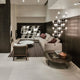 Moderner Wohnraum mit eleganter Nemo Crown Pendellampe, Sofa und stilvollen Möbeln.
